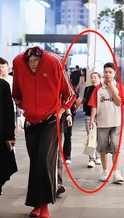 低俗就是艺术？大师创作“勒胸露肉”内衣引热议网友：美丽刑具(图20)