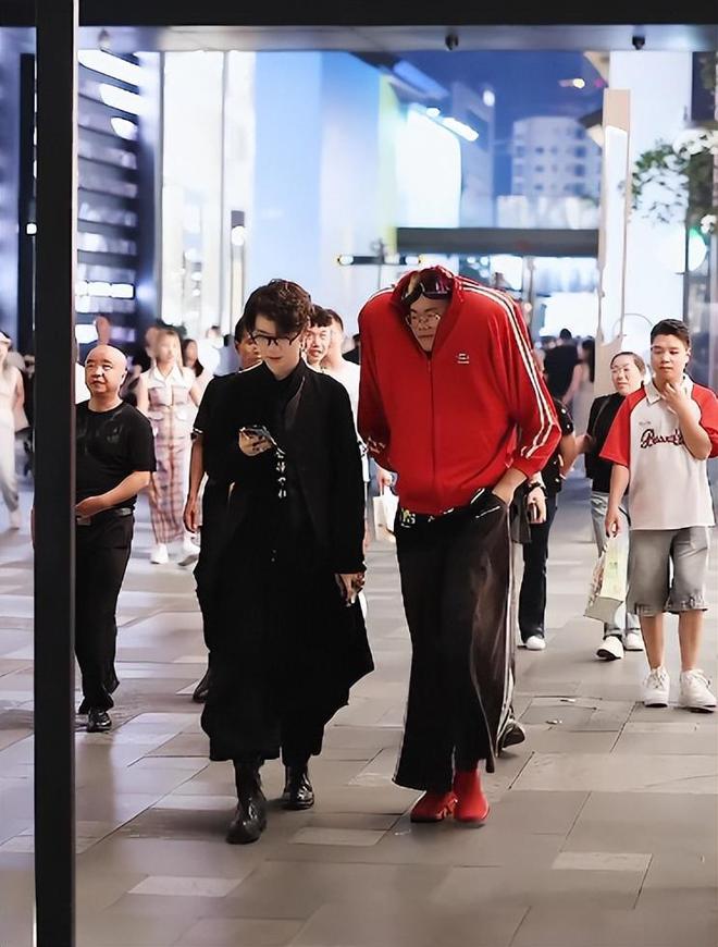 低俗就是艺术？大师创作“勒胸露肉”内衣引热议网友：美丽刑具(图19)