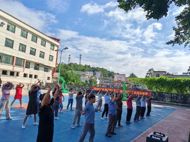 奋进新征程运动促健康！2024年市老体中心广场舞志愿服务进乡村活动举办(图3)