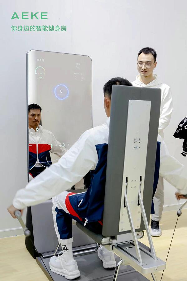 奥运冠军林丹现身AEKE新品发布会体验揭秘AEKE力量镜A1(图4)