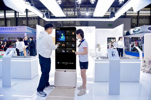 奥运冠军林丹现身AEKE新品发布会体验揭秘AEKE力量镜A1(图6)