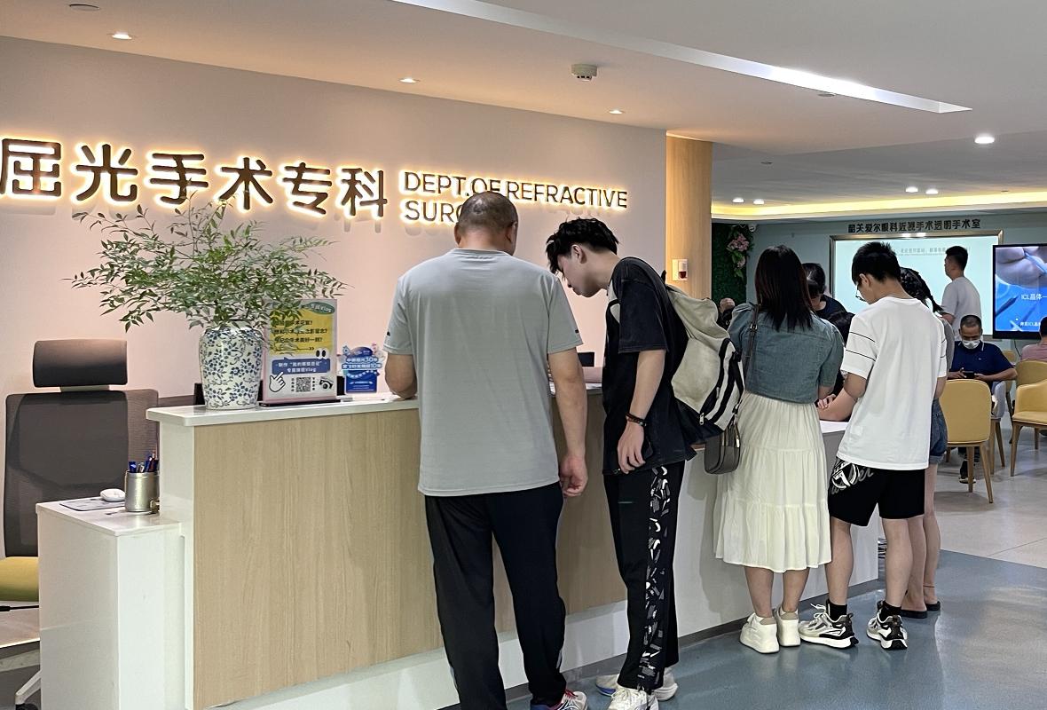 中学教师花老师：摘下眼镜与学生共享篮球之乐｜致敬“视”界引路人(图2)