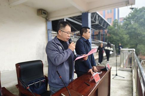 湖南永兴县职业中专学校2024年秋季运动会暨教职工趣味运动会开幕(图2)