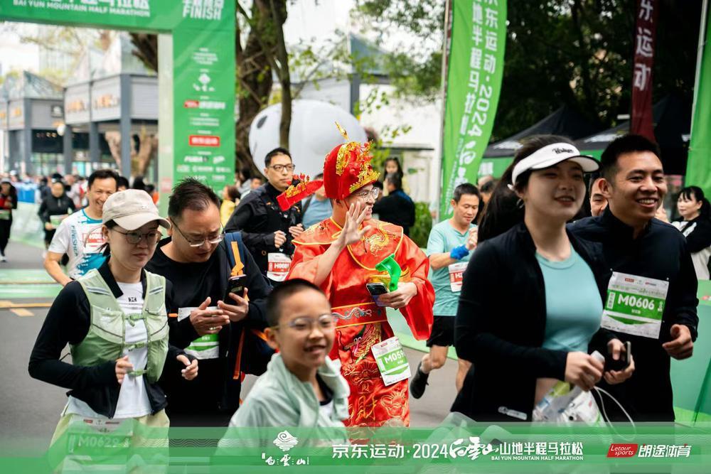 在天然氧吧感受运动魅力！2024白云山山地半程马拉松活力开跑(图2)