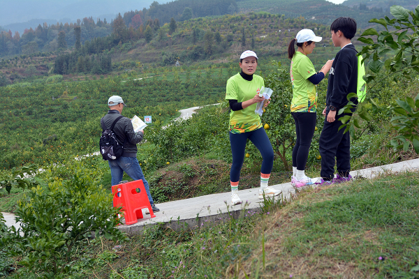 “果”然精彩!2024“晴隆脐橙”山地跑、“晴隆脐橙”健康跑激情开跑(图2)