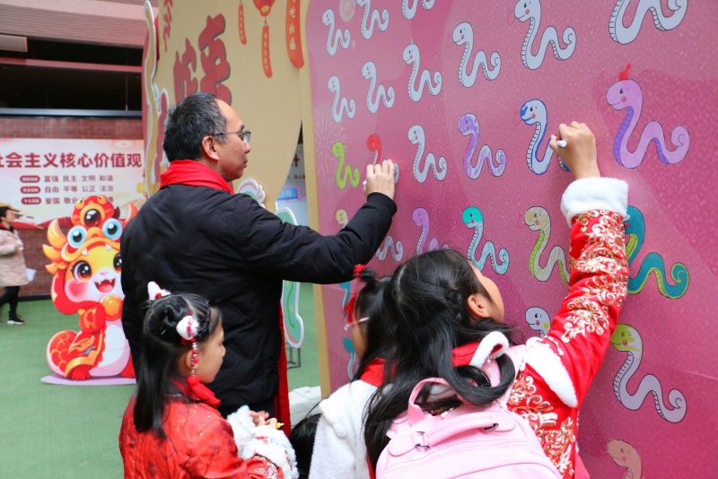 学校开学送惊喜：传统与活力交织点亮新学期梦想(图3)