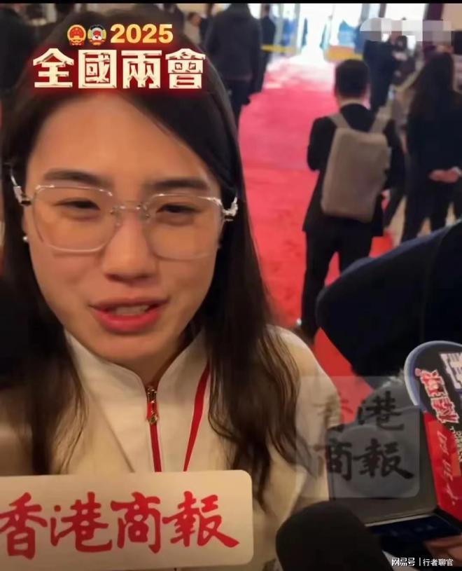 张雨霏参加两会被媒体包围笑着求饶：快让我进去不然赶不上(图2)