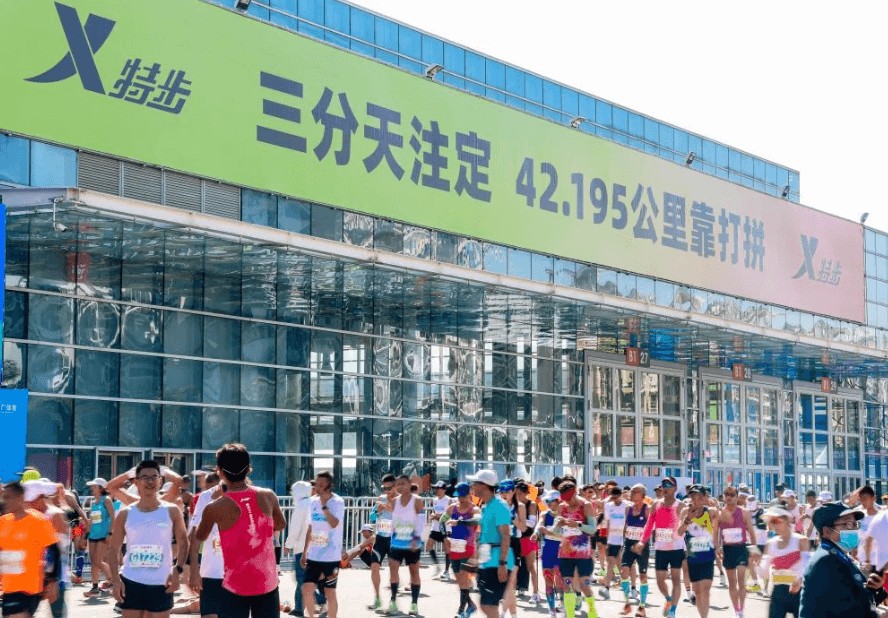 叫板始祖鸟的“高富帅”劲敌背后有个中国高人(图17)