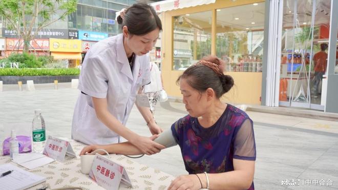 成都经方堂携手社区开展“健康骑行·中医护航”公益义诊服务(图1)