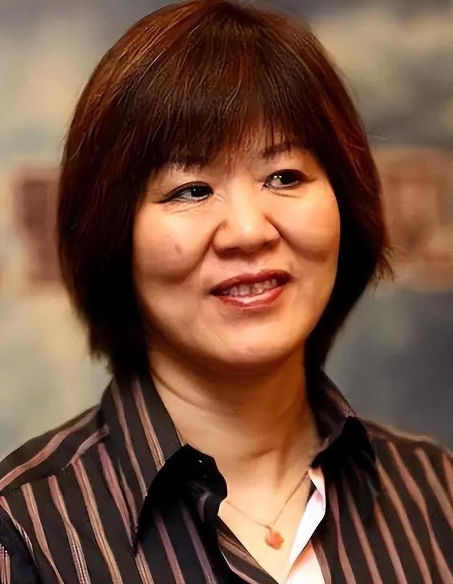郎平现状：退休定居美利坚穿着朴素戴眼镜偶尔回国处理工作(图5)