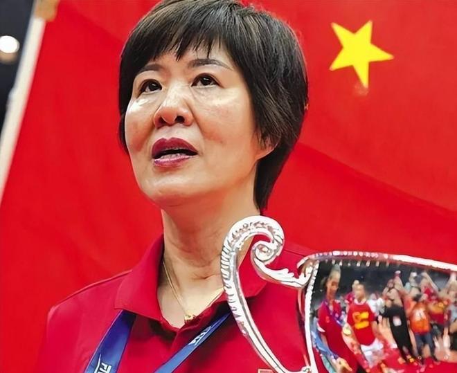 郎平现状：退休定居美利坚穿着朴素戴眼镜偶尔回国处理工作(图9)