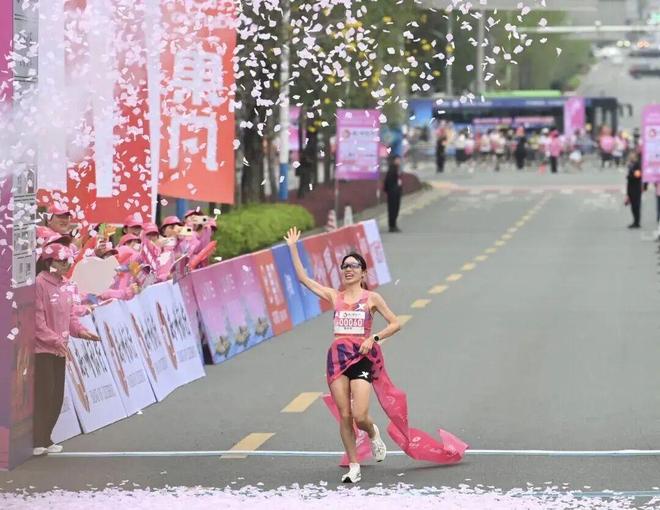 “最快女护士”张水华辞职3个月获超20万奖励粉丝18万直播30余场“年代言收入或有180至460万元”(图2)